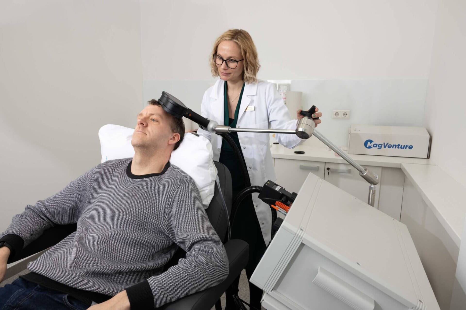 Neuropulsas clinic in Vilnius preparing rTMS treatment